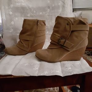 Wedged boots